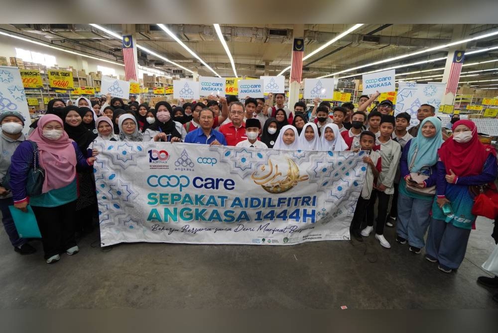 Abdul Fattah (tengah) bersama pelajar Sekolah Menengah Kebangsaan Sri Permata, Petaling Jaya kategori asnaf dan B40 yang menerima bantuan.