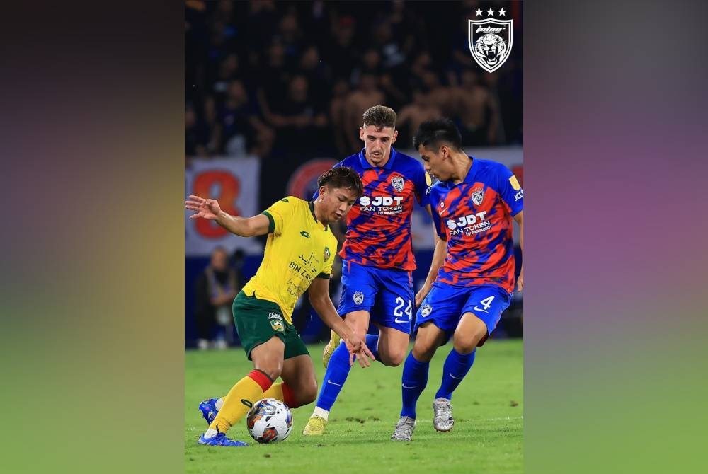 Pemain KDAFC, cuba melepasi kawalan pemain JDT pada perlawanan berkenaan. - Foto FB Johor Southern Tigers.