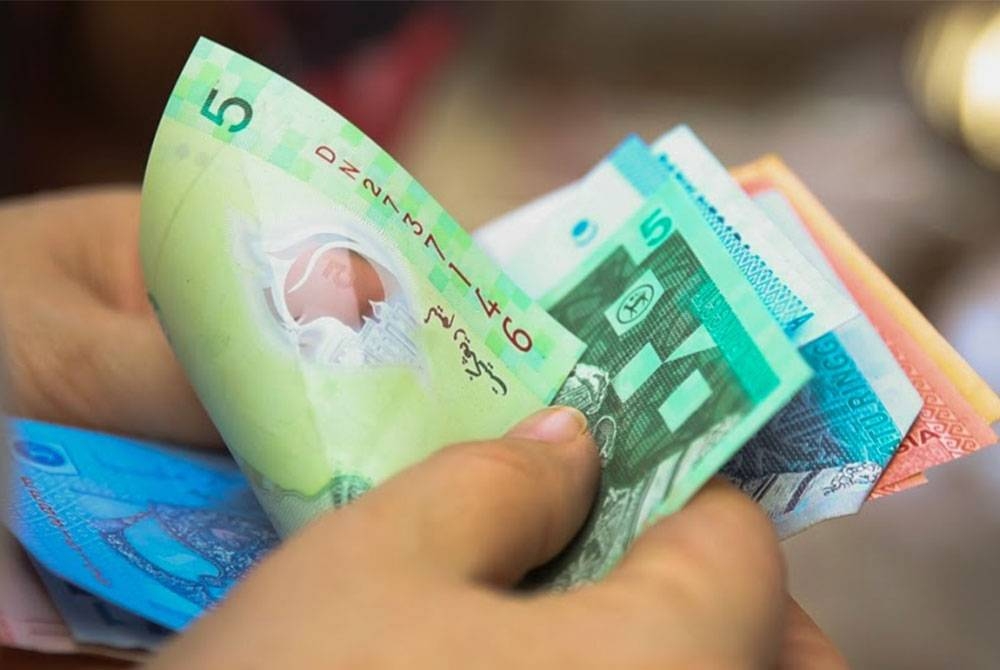Pada 9 pagi, mata wang tempatan menyusut nilai kepada 4.4035/4105 berbanding dolar AS.