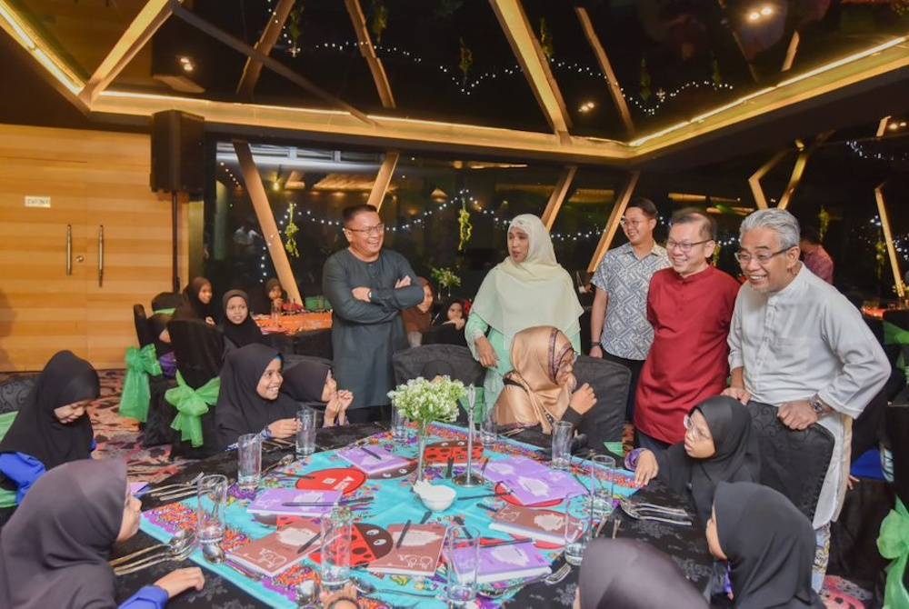 Tengku Ahmad Badli Shah (kanan) bersama Foong Hin bermesra dengan tetamu yang hadir pada Majlis Iftar Agrobank Bersama Asnaf Sabah di Kota Kinabalu pada Ahad.