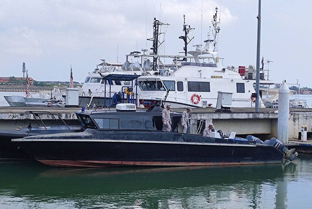 Bot pancung yang ditahan kerana disyaki terlibat dalam aktiviti penyeludupan rokok di Setiu.