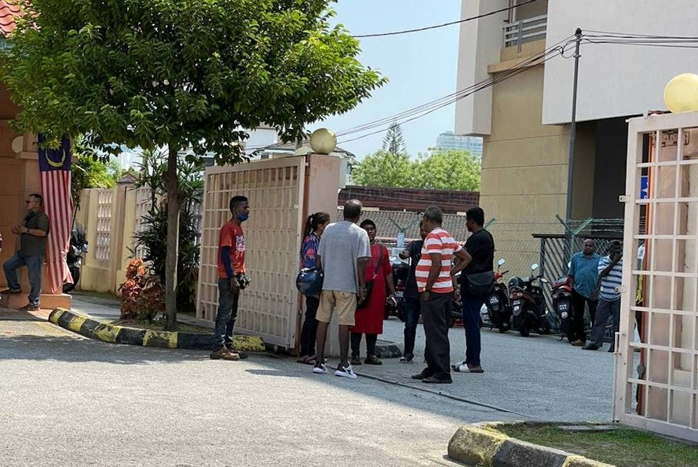 Keluarga mangsa yang hadir di Jabatan Perubatan Forensik HPP enggan ditemu bual kerana terlalu sedih.