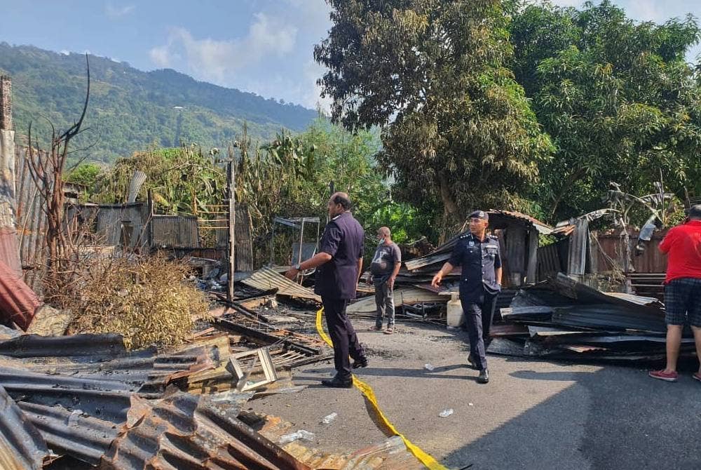 Soffian (kanan) melawat kawasan kejadian pada pagi Isnin.