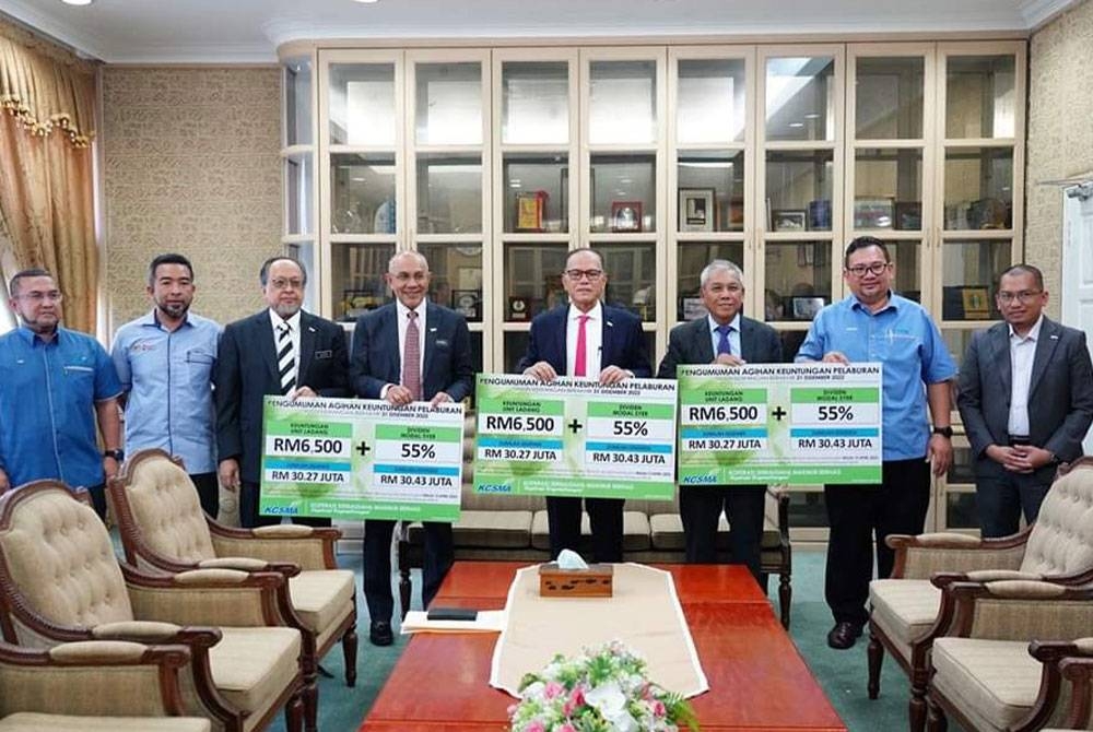 Wan Rosdy (empat dari kanan) mengumumkan kadar dividen Kosma 55 peratus kepada ahli yang layak di Wisma Sri Pahang pada Isnin. - Foto FB Wan Rosdy Wan Ismail.