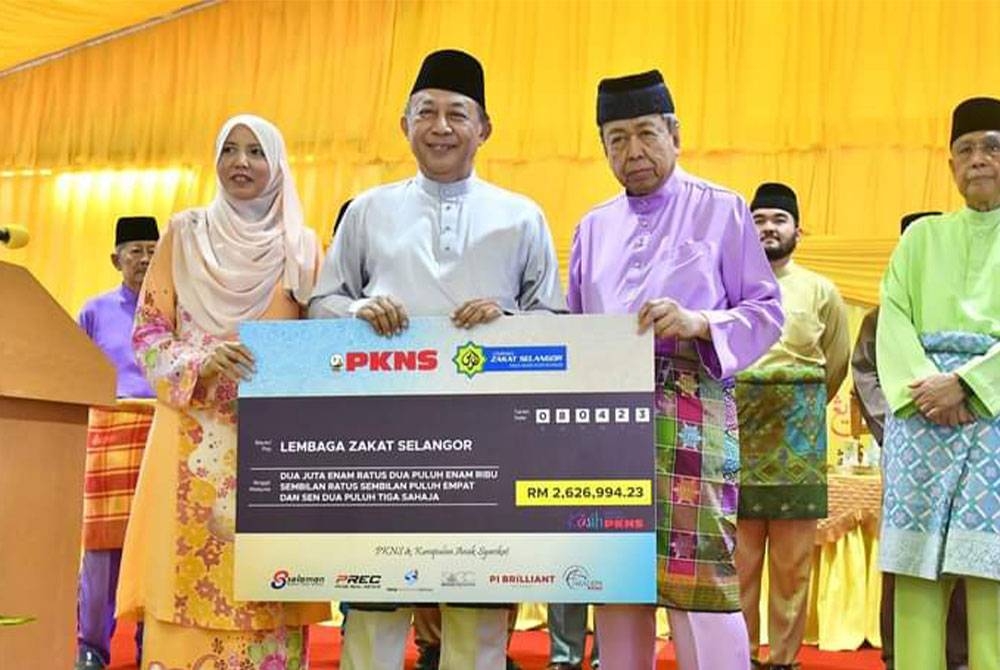Baginda turut berkenan menerima bayaran zakat perniagaan berjumlah lebih RM6.177 juta daripada empat syarikat termasuk agensi kerajaan negeri - Gambar Facebook Selangor Royal Office pada Ahad.
