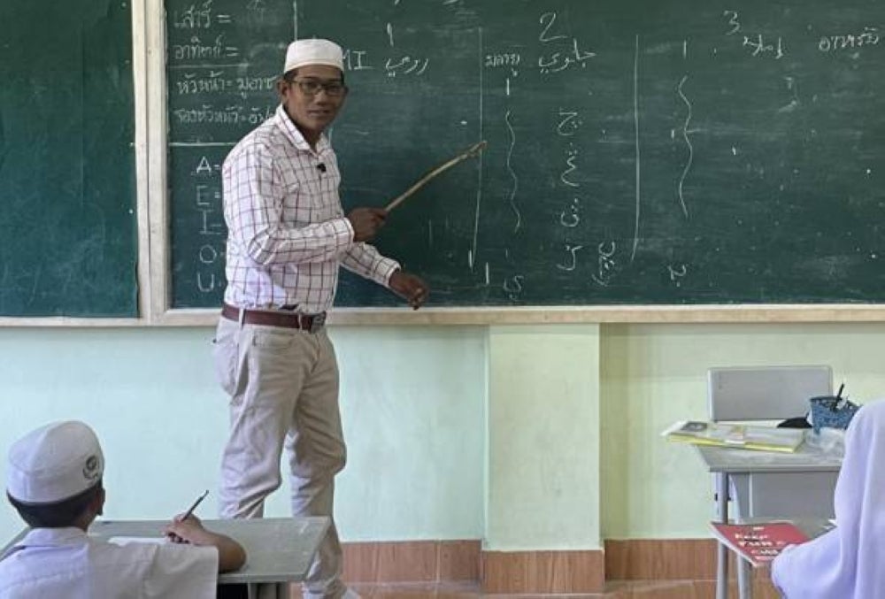 Abdul Halim atau dikenali sebagai Cikgu Joe Satun mula mengajar kanak-kanak berusia antara lima hingga lapan tahun sejak 12 tahun lepas di tadika Misbahuddin pada setiap hujung minggu. - Foto: Bernama 