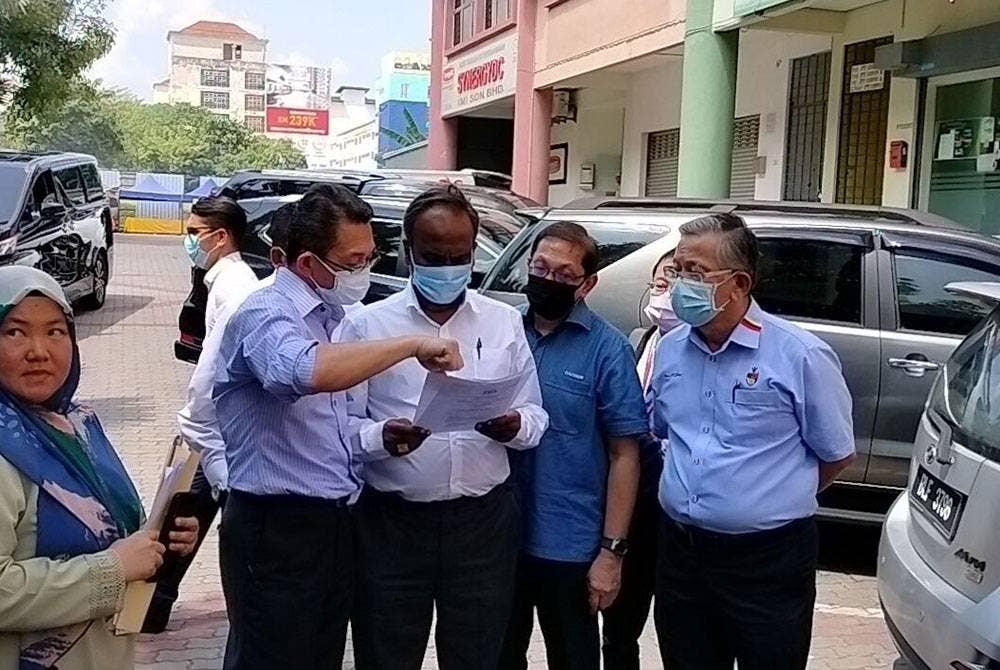 Sivakumar (tiga dari kanan) ketika berada di lokasi pada Isnin.