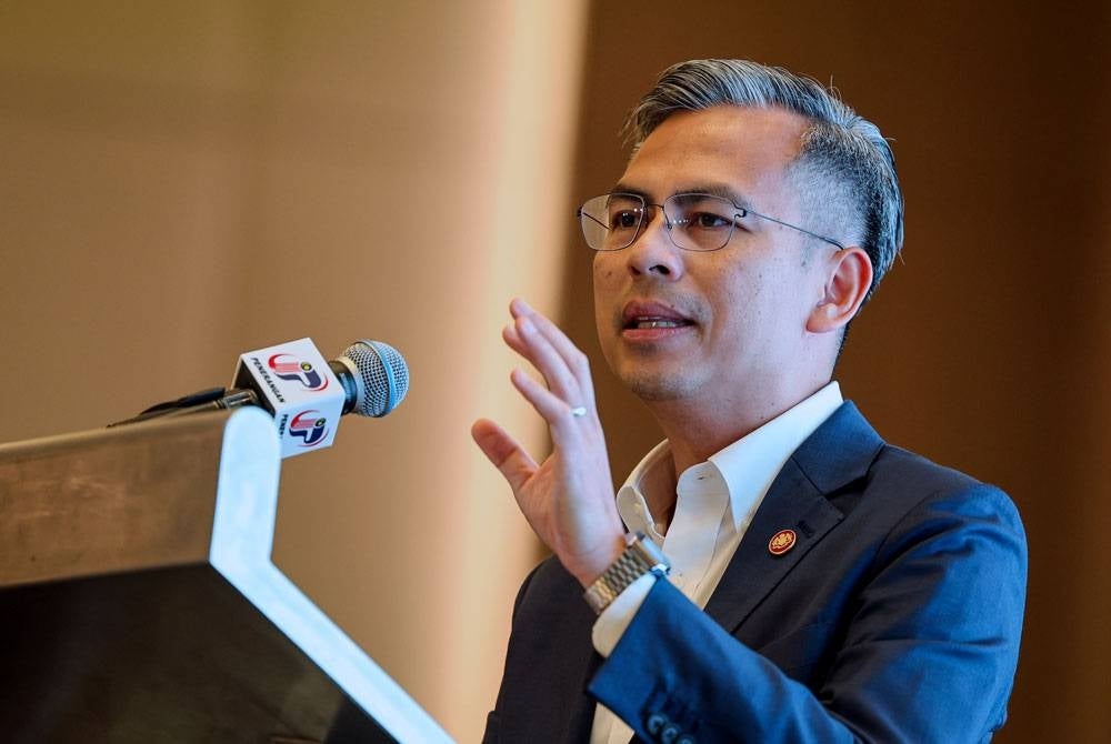 Fahmi Fadzil ketika berucap pada Majlis Apresiasi Pengamal Media di sebuah hotel malam ini. - Foto: Bernama