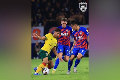 Pemain KDAFC, cuba melepasi kawalan pemain JDT pada perlawanan berkenaan. - Foto FB Johor Southern Tigers.