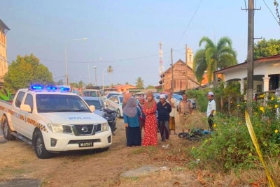 Seorang penunggang maut selepas motosikal ditungganginya dipercayai terbabas di kilometer 14, Jalan Pasir Puteh-Semerak pada Isnin.