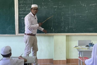 Abdul Halim atau dikenali sebagai Cikgu Joe Satun mula mengajar kanak-kanak berusia antara lima hingga lapan tahun sejak 12 tahun lepas di tadika Misbahuddin pada setiap hujung minggu. - Foto: Bernama 