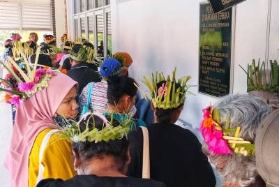 Antara penduduk Kampung Pos Lanai yang hadir pada prosiding hari pertama saman sivil tersebut di Mahkamah Tinggi Temerloh pada Isnin.
