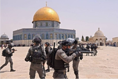 Pendatang Yahudi menyerbu halaman Masjid Al-Aqsa di Baitulmaqdis Timur sambil dikawal ketat polis Israel baru - baru ini. Agensi