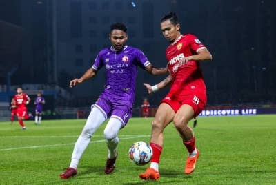 Pemain Selangor FC, Ahmad Khuzaimi Piee (kanan) diasak pemain Kelantan FC, pada perlawanan Liga Super 2023 di Stadium MBPJ, Petaling Jaya. - Foto Bernama