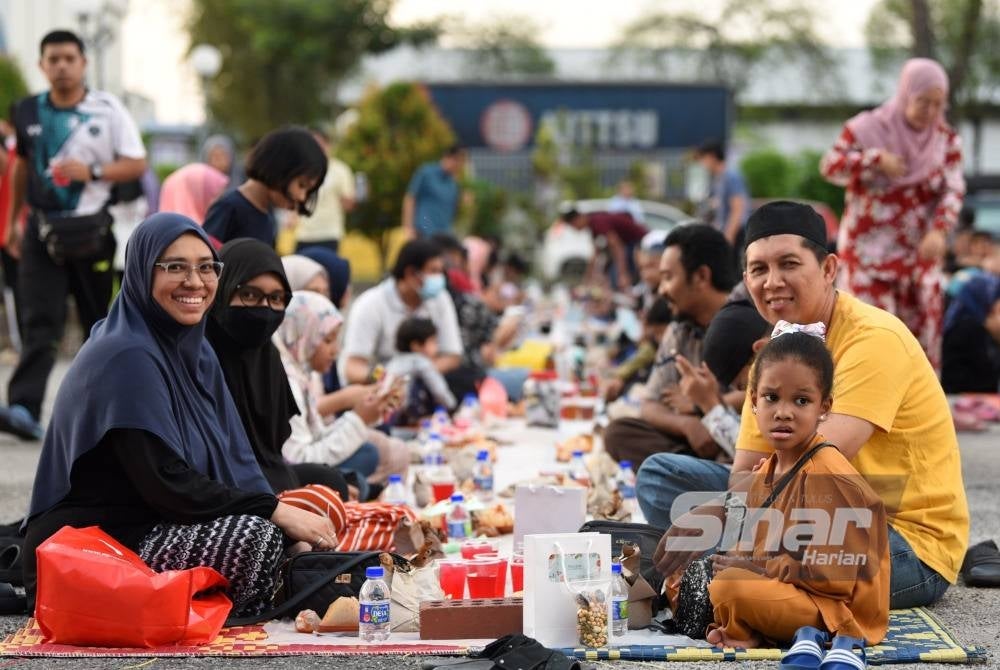 Orang ramai membawa keluarga masing-masing berbuka puasa di Karangkraf.