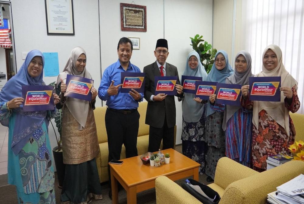 Shopuan Anuar (empat dari kiri) bersama pegawai dan kakitangannya memegang plakad World #QuranHour bagi menyokong program itu yang akan diadakan 13 April ini.