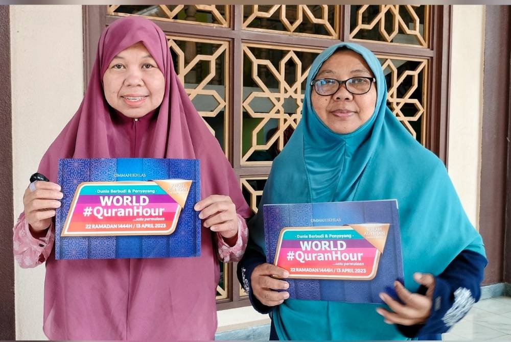 Nur Atikah menunjukkan plakad World #QuranHour ketika ditemui di Masjid AL Azim, Bukit Pala di sini pada Selasa.