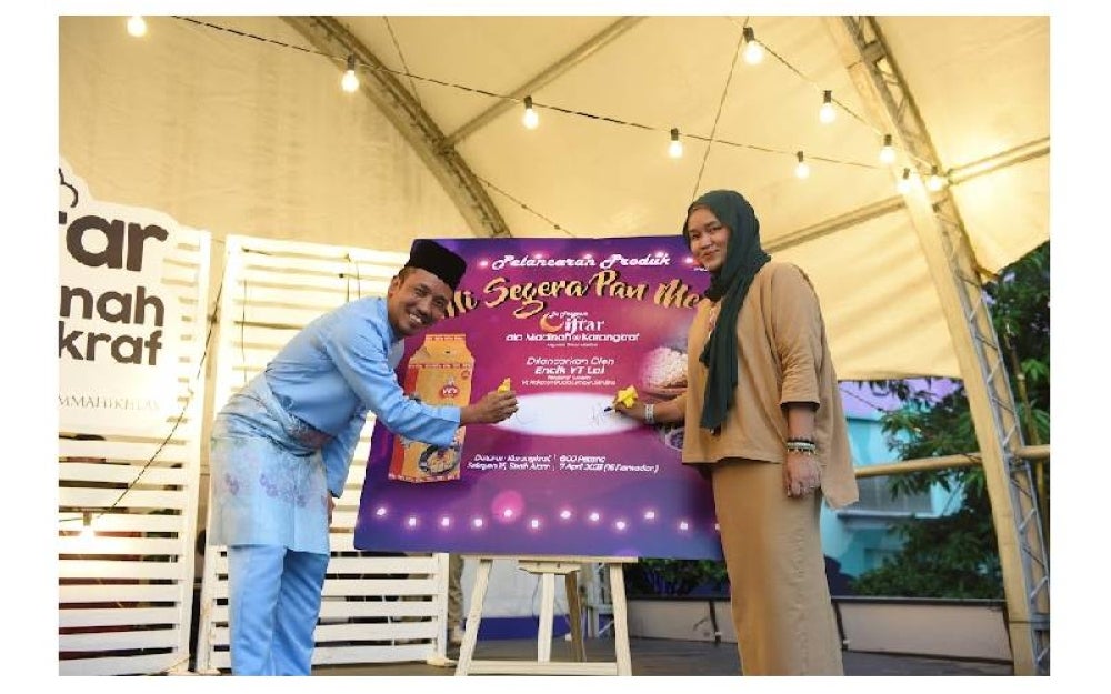 Lai (kiri) dan Pengarah Eksekutif Grup Media Karangkraf, Farah Hussamuddin turut hadir sempena gimik pelancaran ‘Mi Segera Pan Mee’ pada Jumaat.