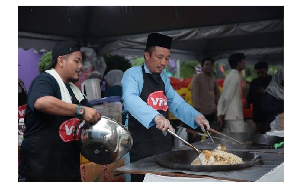 Lai menunjukkan kebolehannya dengan memasak sendiri Mi Segera Pan Mee untuk dihidangkan kepada para tetamu. 