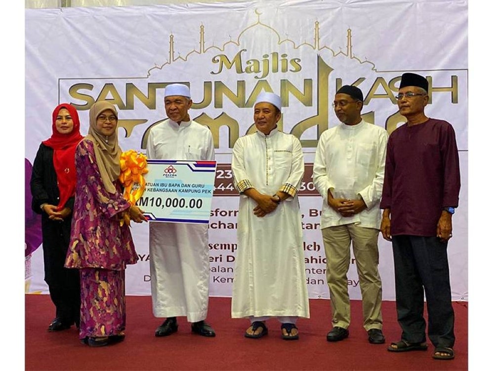 Persatuan PIBG SK Kampung Pek, Machang menerima sumbangan daripada Ahmad Zahid (empat,kanan).