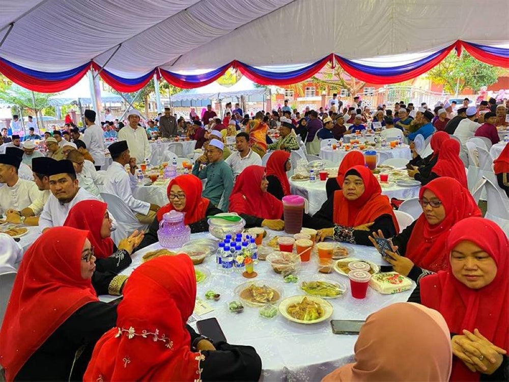 Hampir 1,500 orang yang terdiri daripada pelajar pusat tahfiz, asnaf dan masyarakat setempat diraikan di Pusat Transformasi lImu, Bukit Tiu, Machang pada Ahad.