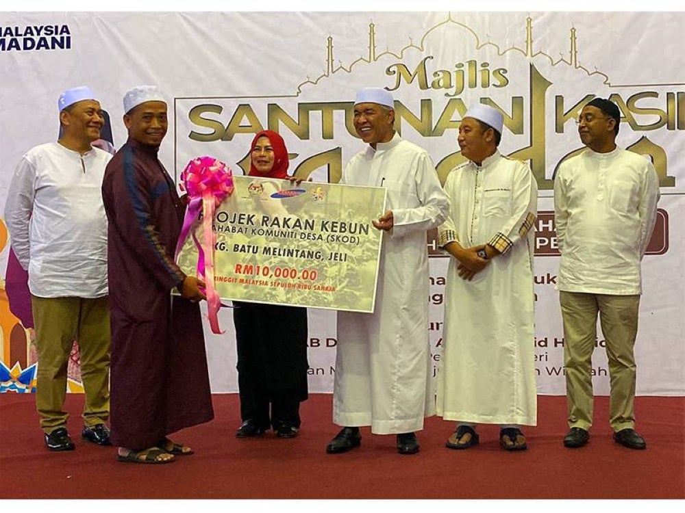 Ahmad Zahid menyampaikan sumbangan kepada Projek Rakan Kebun Sahabat Komuniti Desa (SKOD) Kampung Batu Melintang, Jeli.