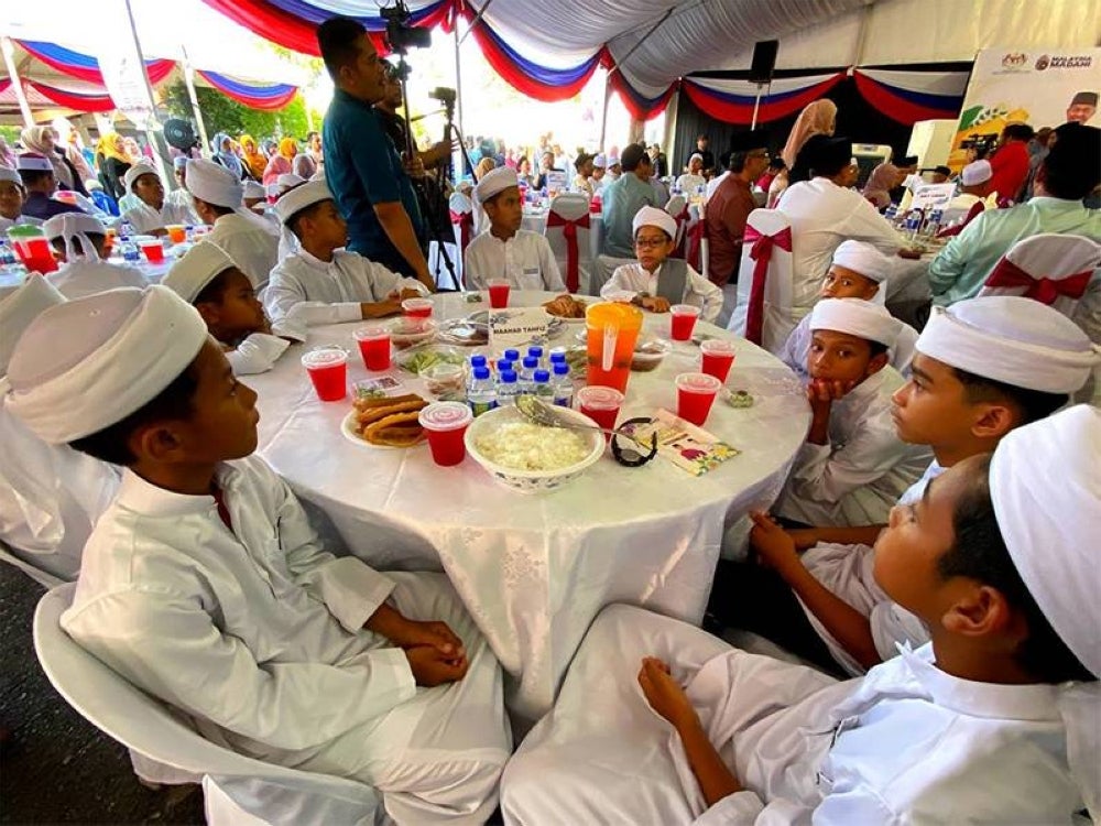 Pelajar-pelajar tahfiz turut diraikan bersama para tetamu lain.