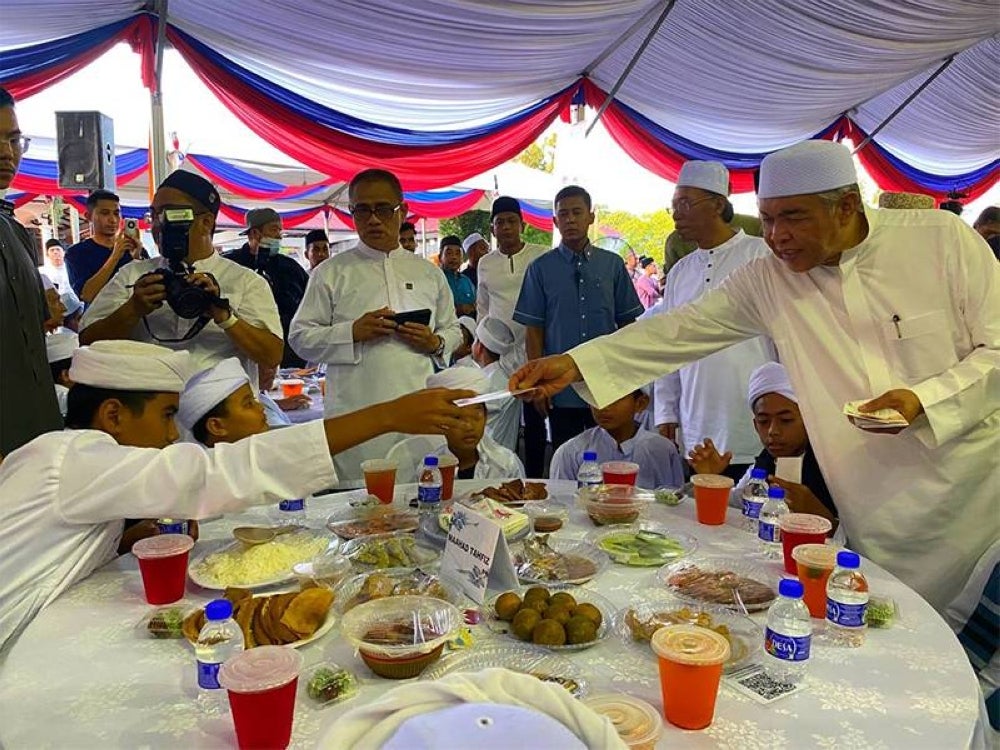 Ahmad Zahid turut menyampaikan sumbangan zakat kepada pelajar tahfiz.