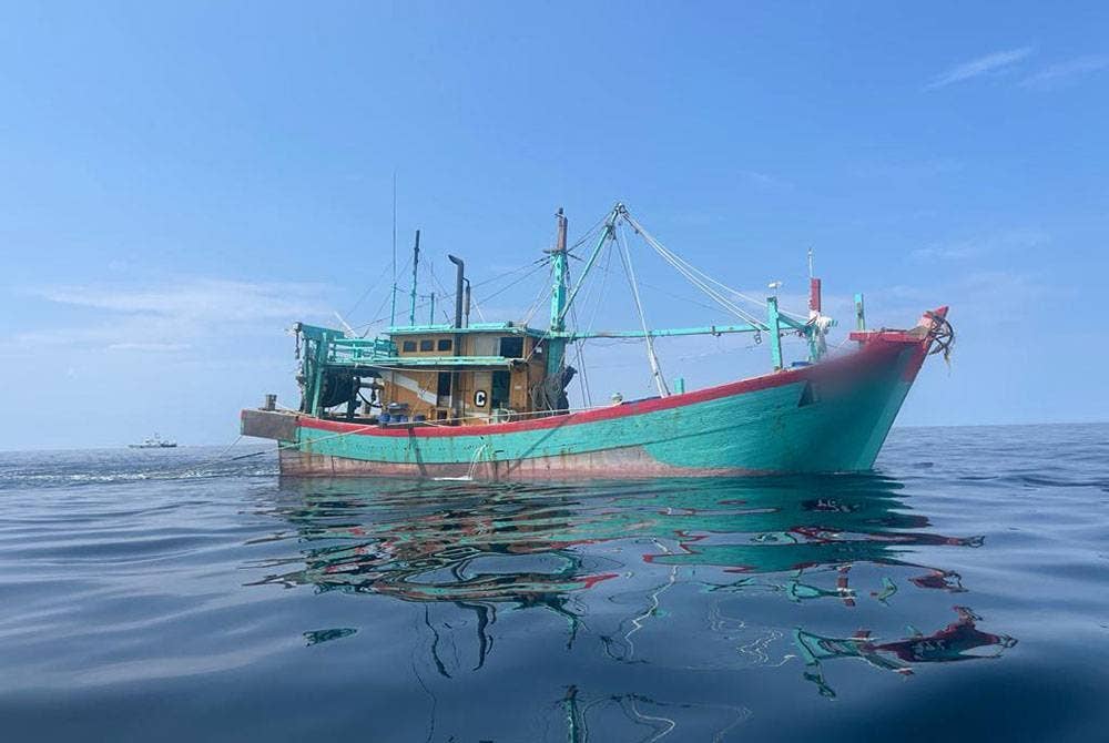 Bot tempatan yang dinaiki mereka turut dirampas.