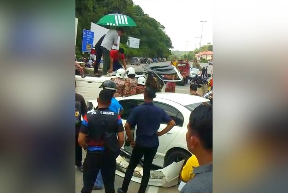 Kejadian dipercayai berpunca daripada tindakan pemandu sebuah kereta jenis Kia Spectra yang bertindak secara cuai keluar dari simpang untuk membelok ke kanan sebelum dirempuh oleh sebuah treler muatan balak yang datang dari arah kanan.