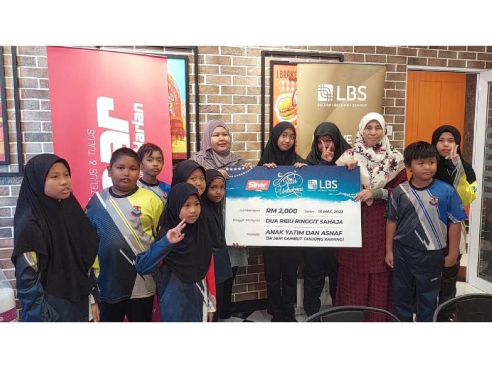 Sumbangan cek daripada LBS kepada guru SK Seri Gambut selepas selesai berbuka puasa.