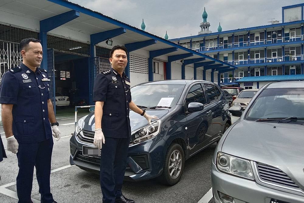 Hoong Fong (dua dari kiri) menunjukkan antara kenderaan dipercayai digunakan suspek.