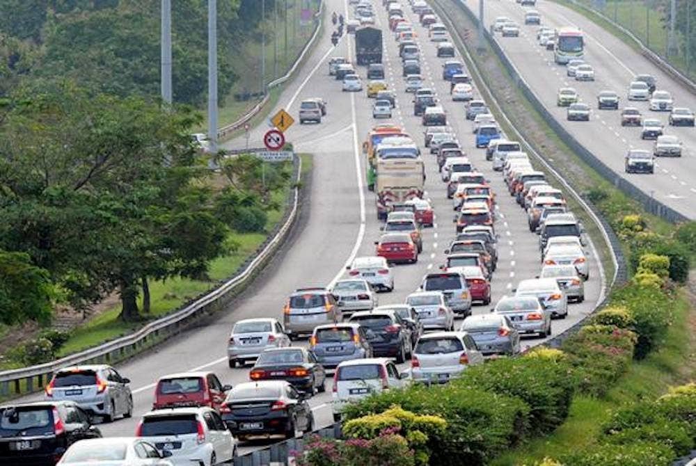 Sebanyak 2 juta kenderaan dijangka akan menggunakan rangkaian lebuh raya PLUS sempena sambutan Aidilfitri. - Foto Bernama