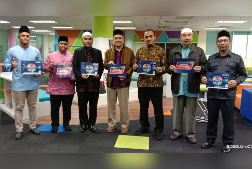 Md Abdu bersama kakitangan UMP bersiap sedia untuk mengimarahkan program World#QuranHour di kampus itu pada 13 April ini.