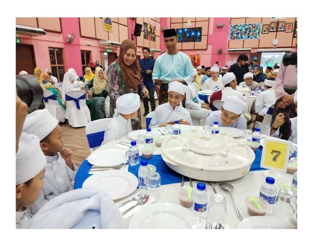 Noraini turut menyampaikan sumbangan duit raya kepada para pelajar tahfiz.