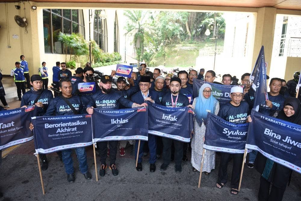 Peserta bersama panji Al-Abrar yang dibawa ketika berkonvoi dari UIAM dan berakhir di Jawi pada Selasa. - Foto RAFEQ REDZUAN