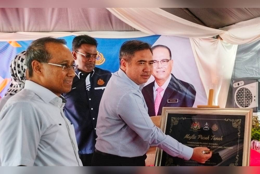 Anthony (tengah) menandatangani plak perasmian bangunan baharu pejabat JPJ Bentong bersama Mohammad Fakhruddin (kiri) pada Selasa