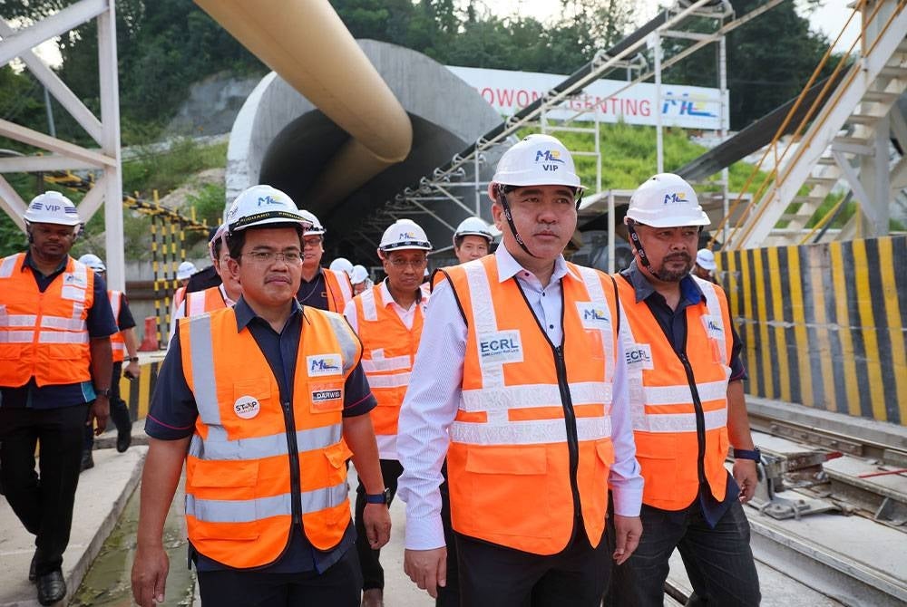 Anthony ketika membuat lawatan kerja ke Tapak Pembinaan Terowong Genting ECRL pada Selasa. - Foto Bernama