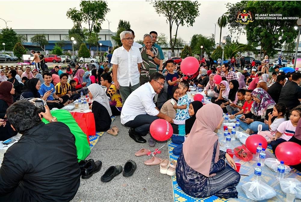 Saifuddin beramah mesra bersama tetamu pada program Iftar Ala Madinah di pekarangan Kompleks Kumpulan Karangkraf. - Foto Facebook Saifuddin