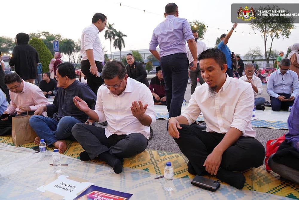 Saifuddin ketika menyertai program Iftar Ala Madinah di pekarangan Kompleks Kumpulan Karangkraf. - Foto Facebook Saifuddin Nasution