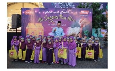 Pengarah Eksekutif Vit Makanan Kuala Lumpur Sdn Bhd, YT Lai (tengah) bersama kanak-kanak dari Pertubuhan Nur Sakinah, Petaling Jaya ketika hadir di Iftar ala Madinah pada Jumaat.