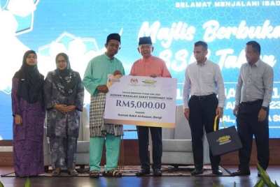 Salahuddin (empat dari kanan) menyampaikan sumbangan kepada wakil penerima dari rumah Bakti Al-Kausar (tiga dari kanan) pada Majlis Berbuka Puasa SSM Tahun 2023 yang berlangsung di Menara SSM@Sentral, Kuala Lumpur.