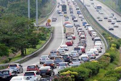 Sebanyak 2 juta kenderaan dijangka akan menggunakan rangkaian lebuh raya PLUS sempena sambutan Aidilfitri. - Foto Bernama