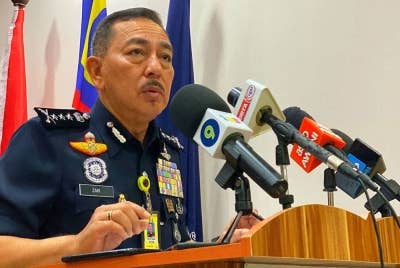 Muhamad Zaki semasa sidang akhbar di IPK Kelantan pada Selasa.