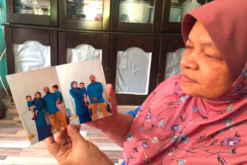 Che Senah sebak melihat gambar arwah-arwah.