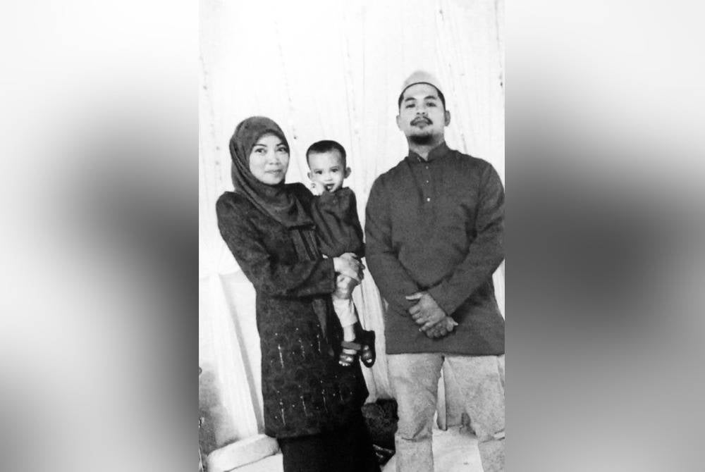 Ibu bapa dan adik Muhammad Fariz Iskandar yang maut dalam kemalangan itu.