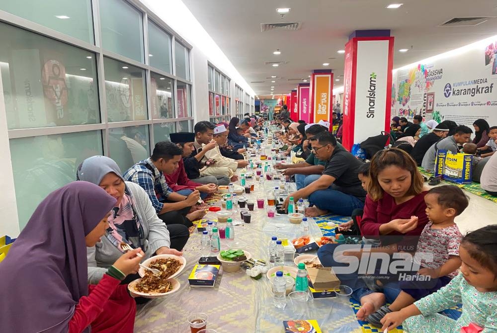 Iftar ala Madinah membuka dua ruang berbuka puasa iaitu di dalam dan di luar pekarangan Kompleks Karangkraf.