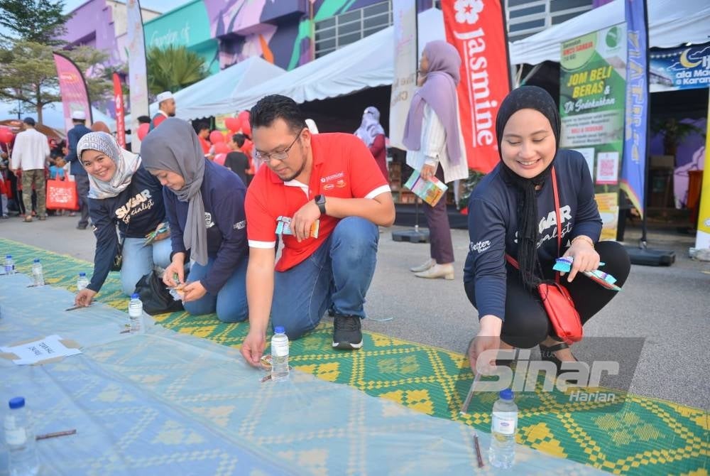 Farhan Hafetz (tengah) bersama staf anak syarikat Bernas di program Iftar ala Madinah @Karangkraf.