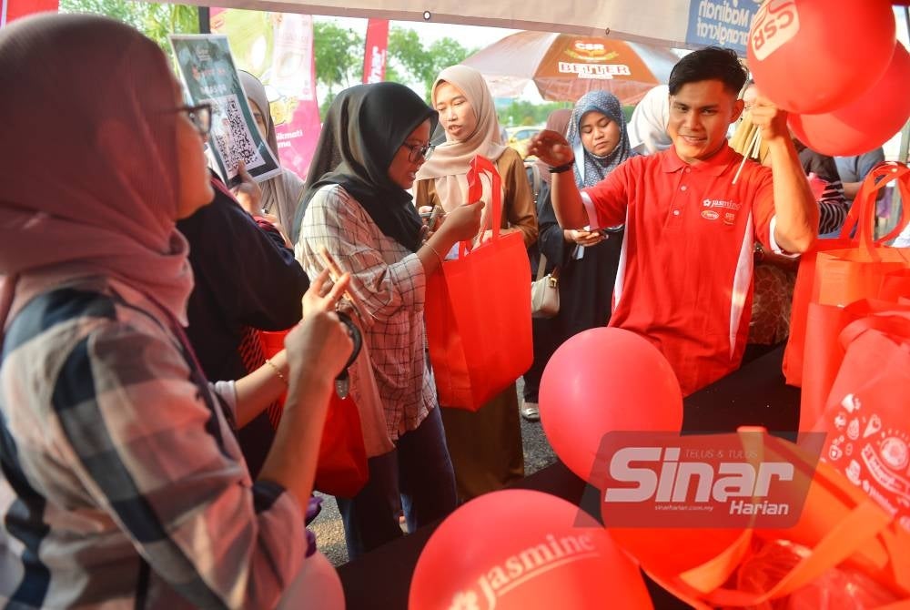 Para pengunjung memeriahkan suasana di reruai.