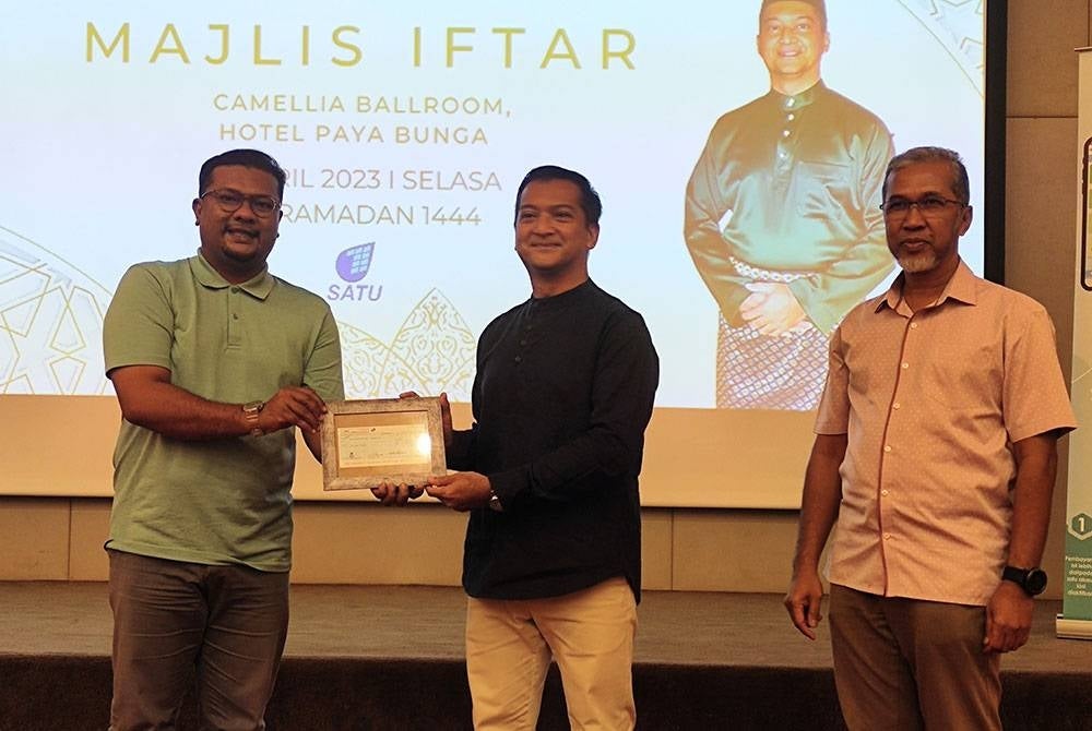 Abdul Karim (tengah) menyerahkan cek sumbangan sebanyak RM5,000 kepada Pemangku Presiden KAWAT, Mohd Ishak Abdillah Ngah bagi menyokong usaha dan aktiviti kelab itu pada Majlis Iftar dan Apresiasi Bersama Media di Hotel Paya Bunga pada Selasa.